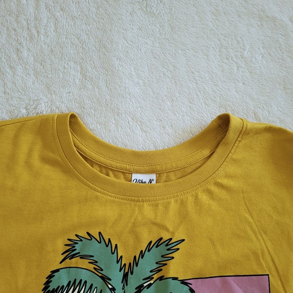 Vibe N' "Happiness Comes In Waves"🌊 Graphic Tee - NWT - Picture 4 of 10